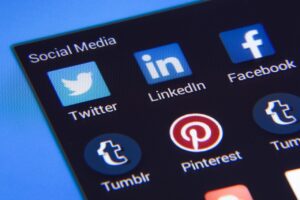 Facebookでの恋愛詐欺を防ぐための対策は？