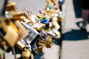 ロマンス詐欺を防止するためのセミナーにはどんな内容が含まれているの？